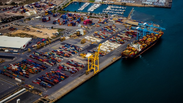 Le contrat de prestations de surveillance et de gardiennage effectuées par l’autorité portuaire au profit d’un exploitant d’installations portuaires est un contrat de droit privé Le contrat de prestations de surveillance et de gardiennage effectuées par l’autorité portuaire au profit d’un exploitant d’installations portuaires est un contrat de droit privé