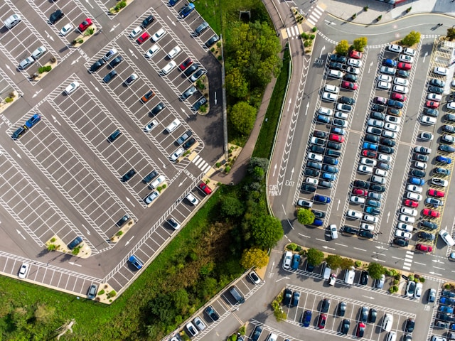 Concession dans un parc de stationnement public ou privé : l’exigence de long terme de l’article L. 151-33 du code de l’urbanisme clarifiée et généralisée par le Conseil d’État